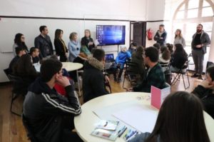 jovens reunidos a tv